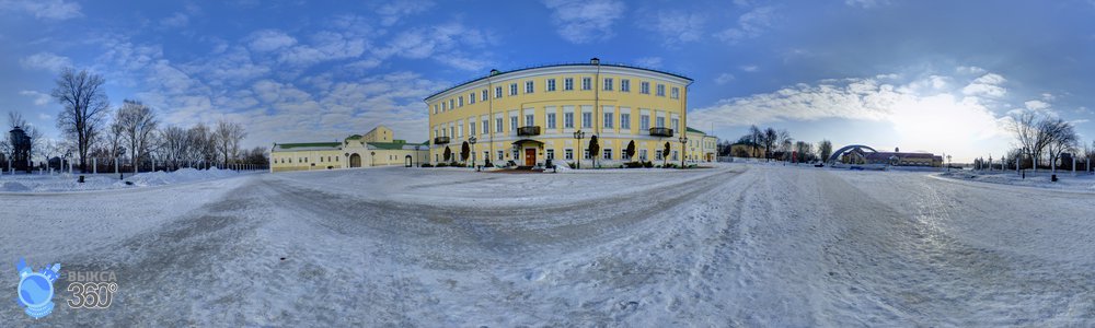 Перед музеем истории ВМЗ зимой